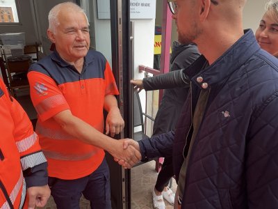 Poslední výjezd a čestné kolečko. Jindřichův Hradec se loučil s legendou záchranky MUDr. Miroslavem Vlasákem